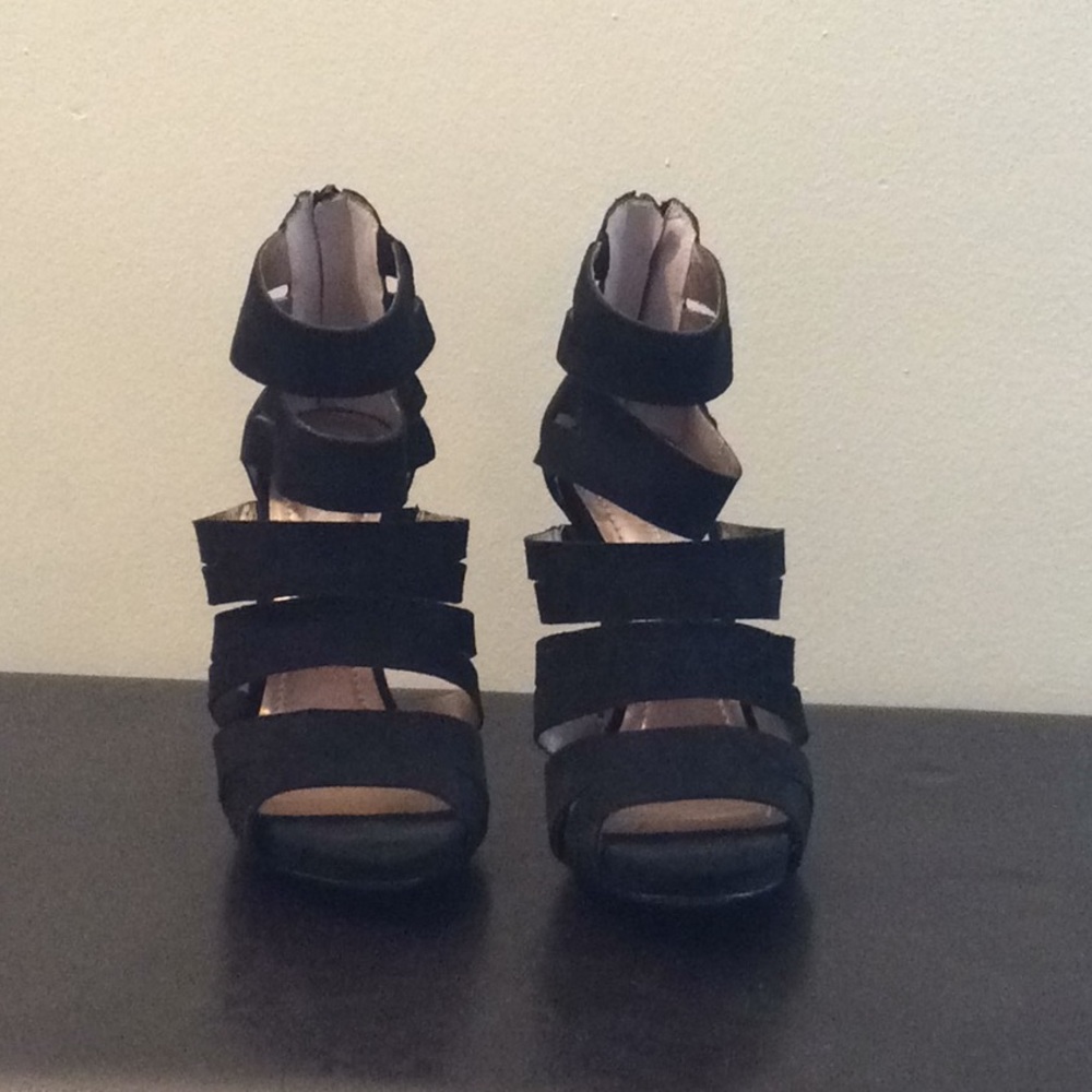 New BCBG Black strappy heels - Picture 4 of 8